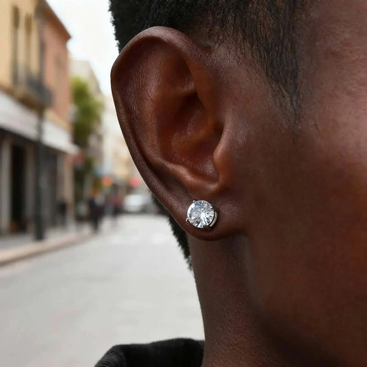 Nahaufnahme eines Ohrs mit elegantem Ohrstecker, silbernes Design mit großem, funkelndem Stein.