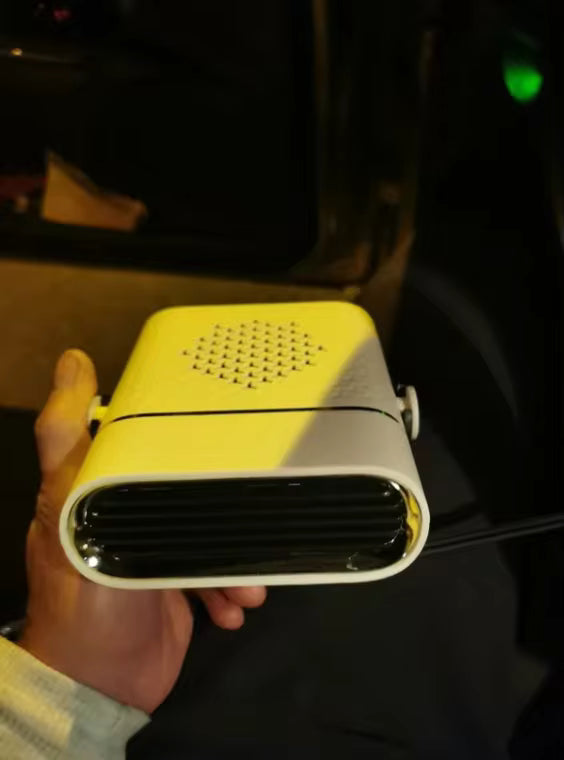 Tragbares technisches Gadget in Hand, modernes weißes Design mit Lüftungsgitter, Nahaufnahme