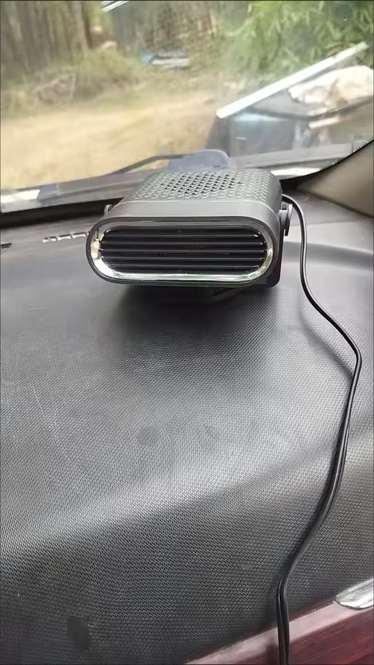 Kompakter Auto-Lüfter mit USB-Kabel auf Armaturenbrett, technisches Gadget für Fahrzeugklima