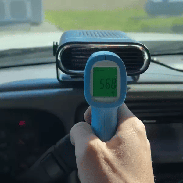 Autofenster-Heizung wird mit Infrarot-Thermometer geprüft, Temperaturanzeige sichtbar